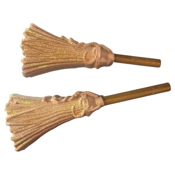 Lush x Wicked Bundle: 2x Elphaba’s Broomstick Reusable Bubble Bath Floral Rose - Picture 3 of 10